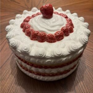 Vintage ceramic "strawberry shortcake" cake cover or dome